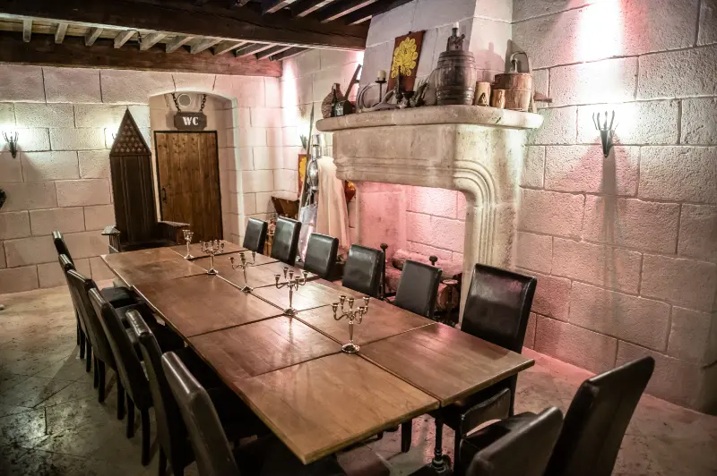 La taverne avec une table devant sa cheminée médievale
