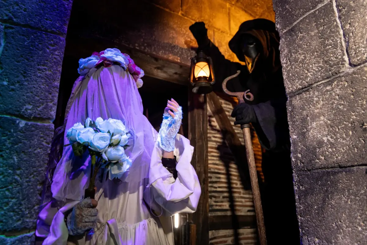 Décor immersif d'une salle d'escape game du Donjon de Paris
