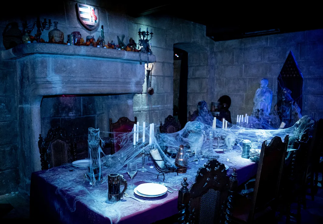 Salle de banquet recouverte de toiles d’araignée