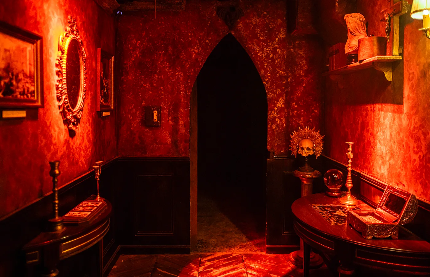 Décor rouge et mystérieux du Donjon