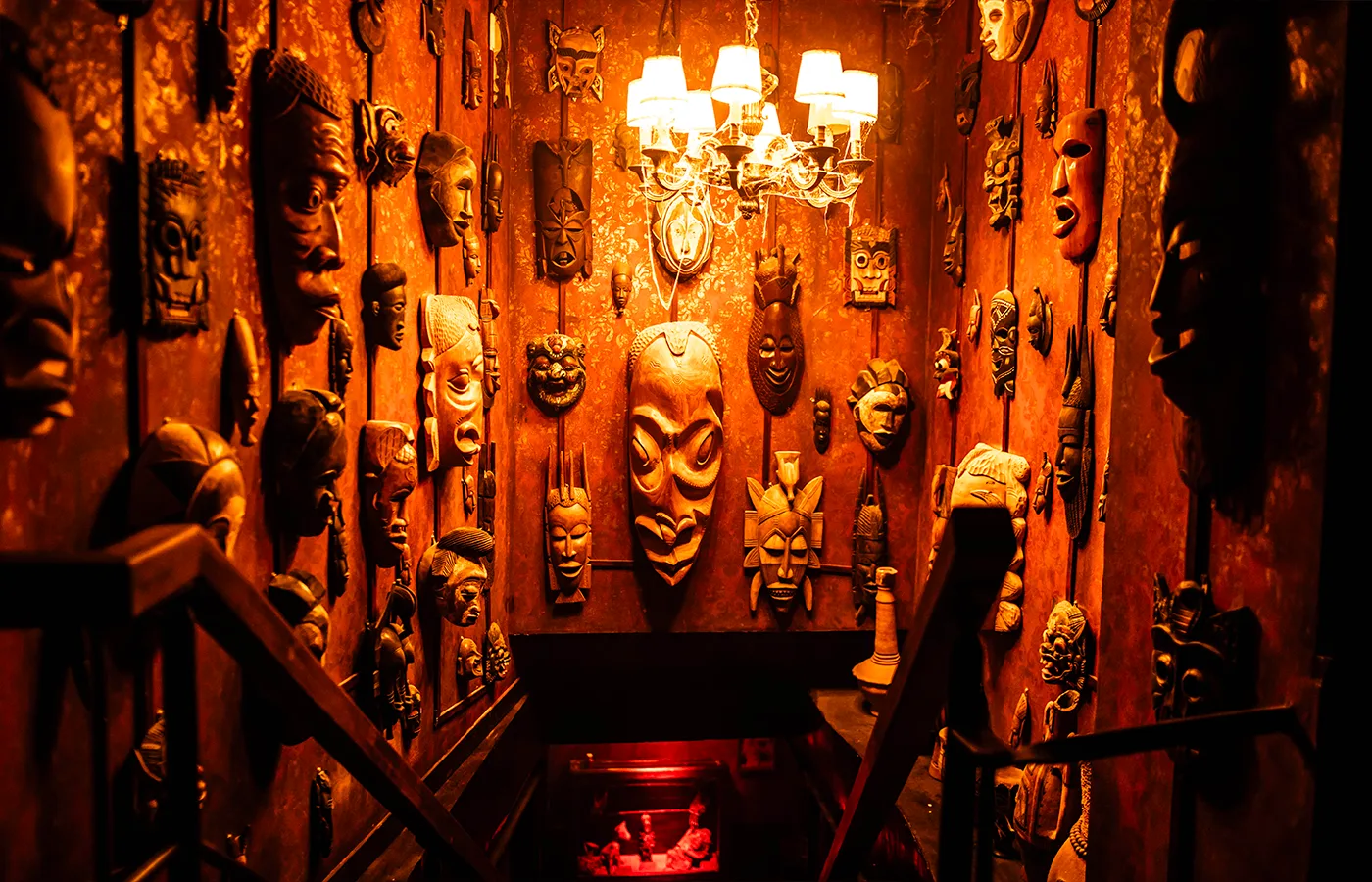 Escalier décoré de masques