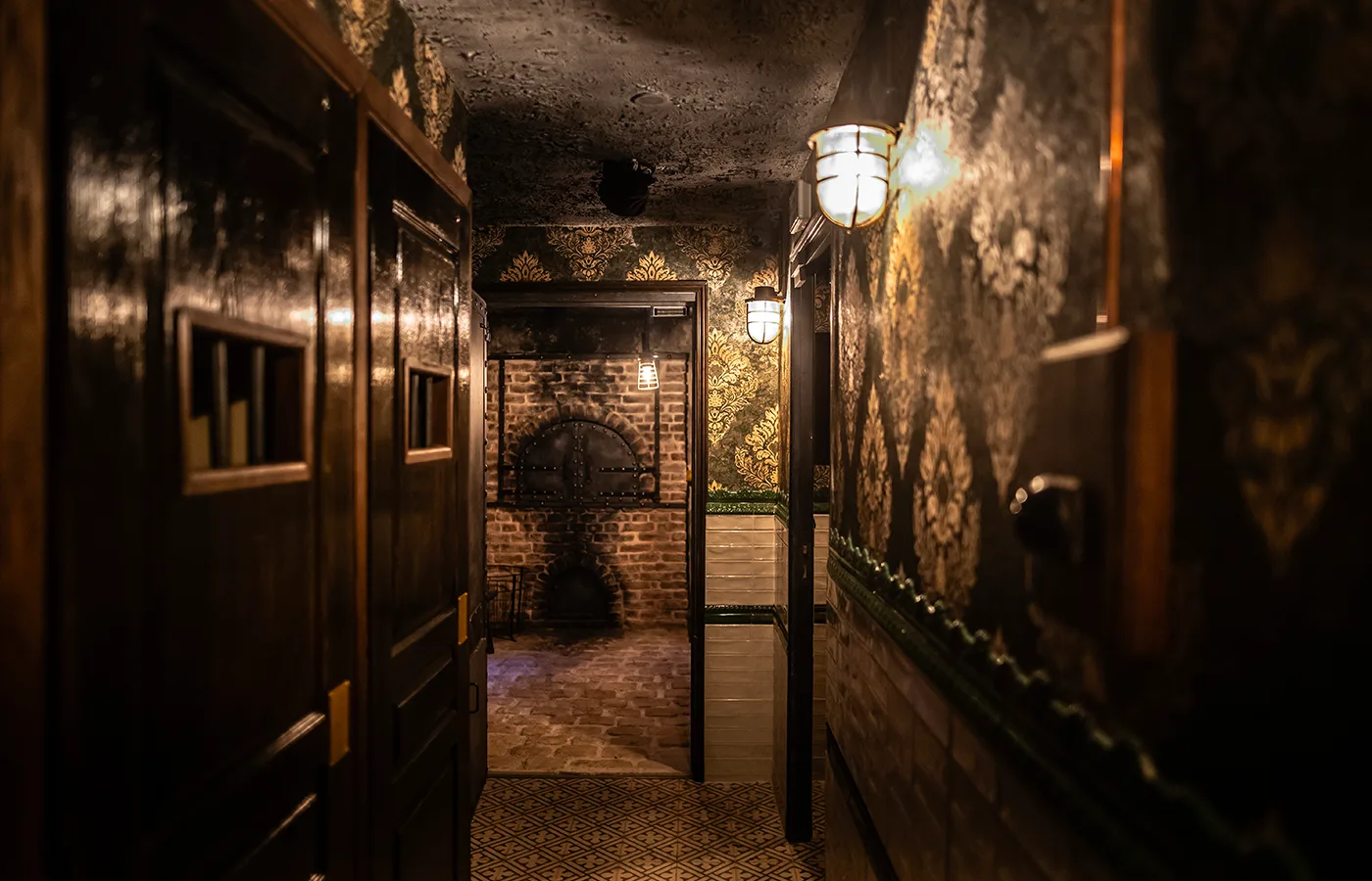 Couloir aux murs anciens
