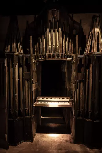 Un orgue mystérieux dans une chapelle