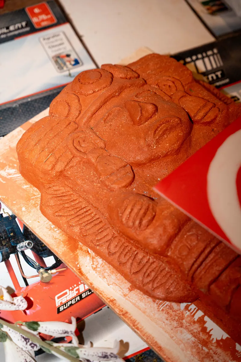 Panneau sculpté de motifs précolombiens en cours de fabrication à l’atelier